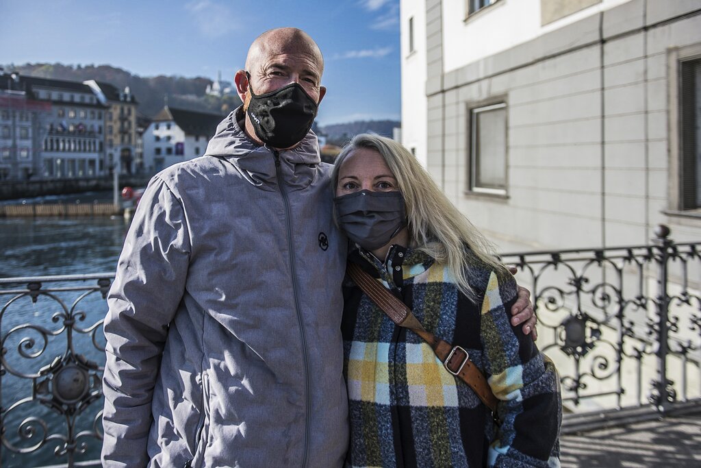 Angenehmer atmen können, sei der grosse Vorteil von Stoffmasken, erklären Oliver Bärtsch und Nadine Christen.