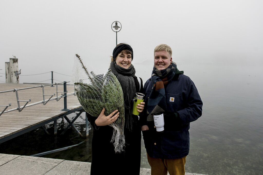 Für ihre erste gemeinsame Wohnung haben Lara Deicher und Fabio Betschen im Sommer vorgesorgt. Am Brünig-Flohmarkt kauften sie einen herzigen kleinen Christbaumständer.
