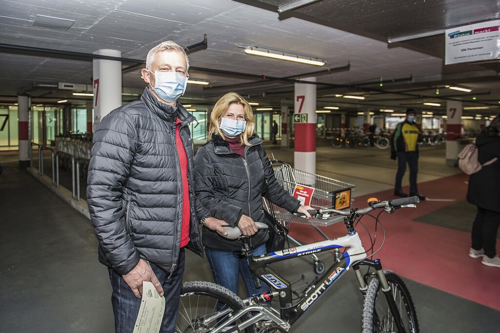 Mit Wehmut bringen Daniel und Alexandra Fuchs das Damenfahrrad zum Verkauf. Sie sind jetzt mit dem E-Bike unterwegs.