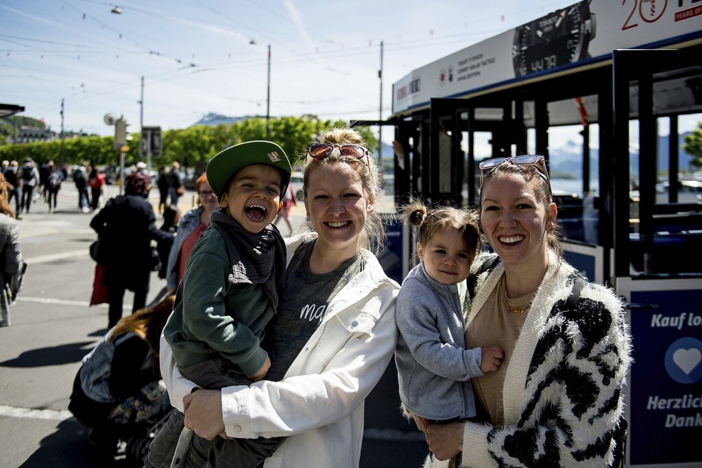 Nach der Tour erzählen Kingston und Debbie Durrer (l.) sowie Aubrey und Wendy Giovinetti (r.), dass sie auf der Tour viel über Luzern erfahren haben.