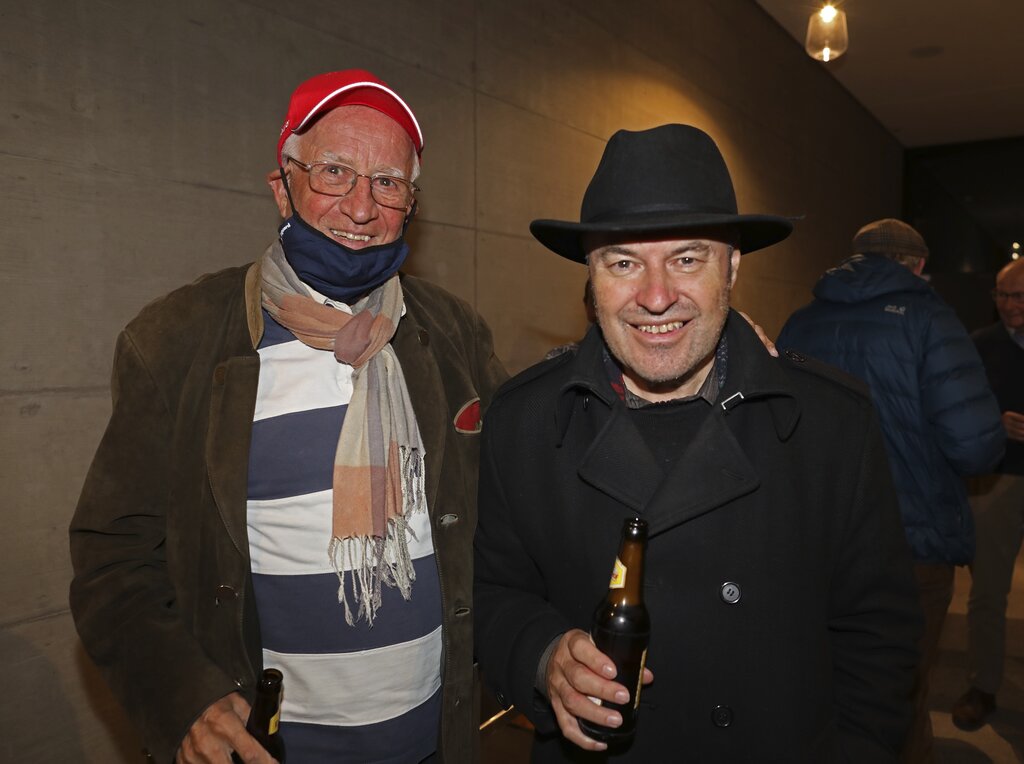Albert Schwarzenbach (CVP), Präsident des Luzerner Stadtparlaments des letzten Jahres (rechts), mit Alois Stalder, der 60 Jahre als Sportfunktionär tätig war.