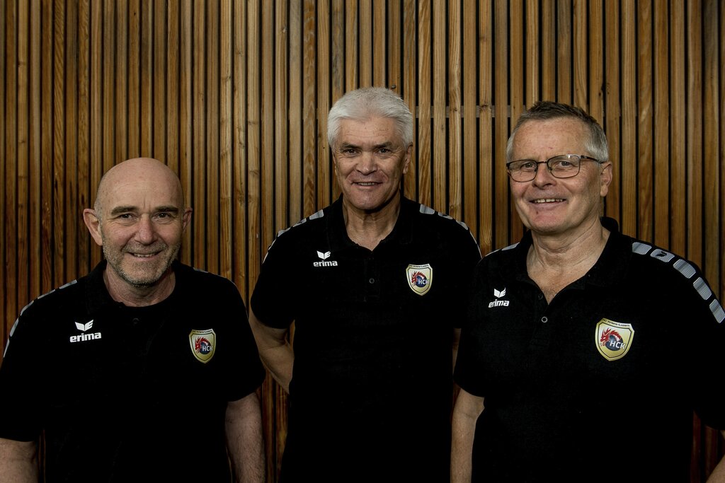 (Von links) Walter Matter, Hans Rahn und Seppi Bründler helfen beim Aufbau mit. In zwei Stunden wird die ganze Infrastruktur in der Halle aufgestellt.