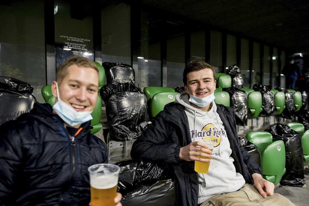 Gino Christen und Michael Krummenacher (von links) sind Trainer der Frauen-Mannschaft und sind sich sicher, dass die Passion für Fussball bei den Damen ebenso gross sei.