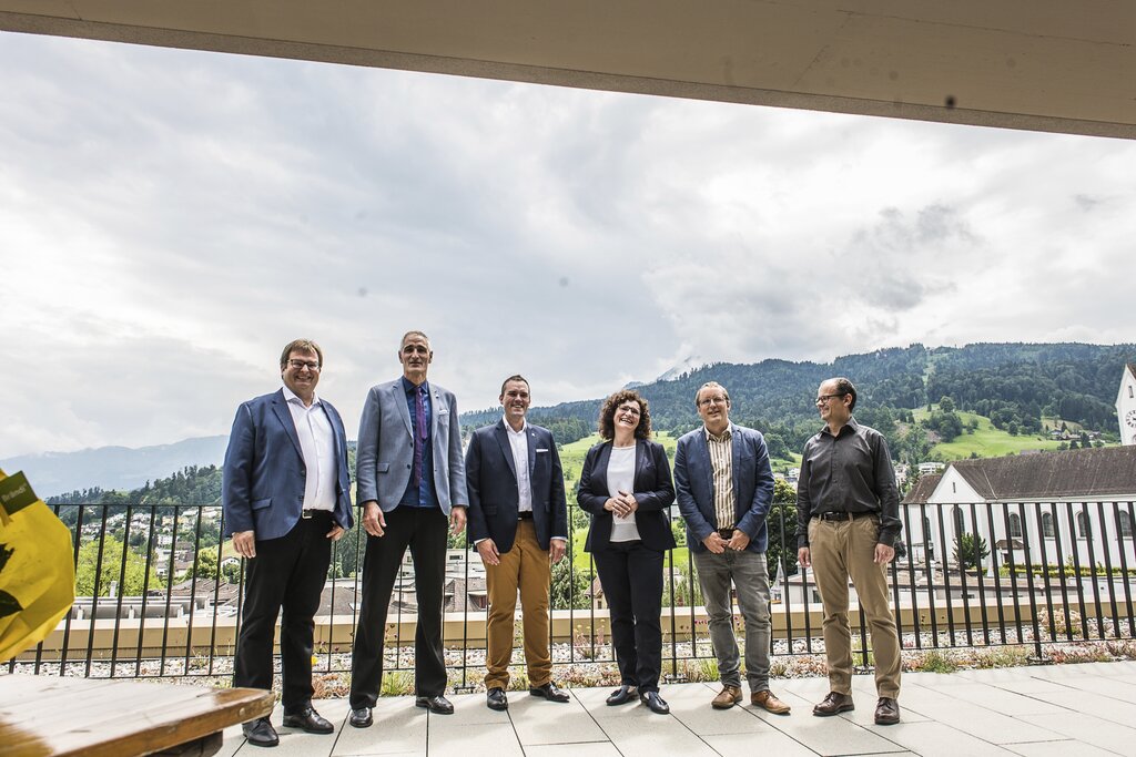 28. Juni: (v.l.) Guido Solari, Stadtschreiber, mit den fünf neuen Gesichtern im Krienser Stadtrat Roger Erni, Mauro Frauenknecht, Christine Kaufmann-Wolf, Maurus Frey und Cla Büchi. Bild: PD