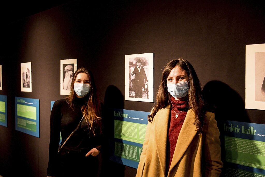 Die 360-Grad-Ansicht fasziniert Bianca Landert (l.). Simona Weber schwärmt vom Seerosen-Bild, das sie in der Fondation Beyeler gesehen hat.