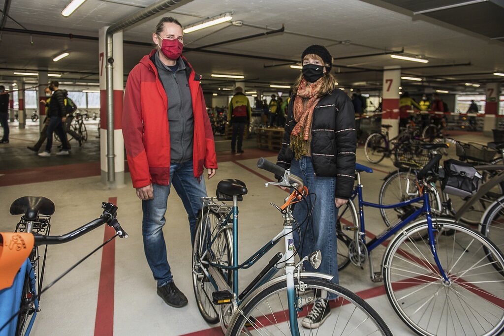 Der Krienser SP-Einwohnerrat Michael Portmann ist mit Tochter Silvana auf der Suche nach dem richtigen «Studi»-Velo für Silvana in Zürich.