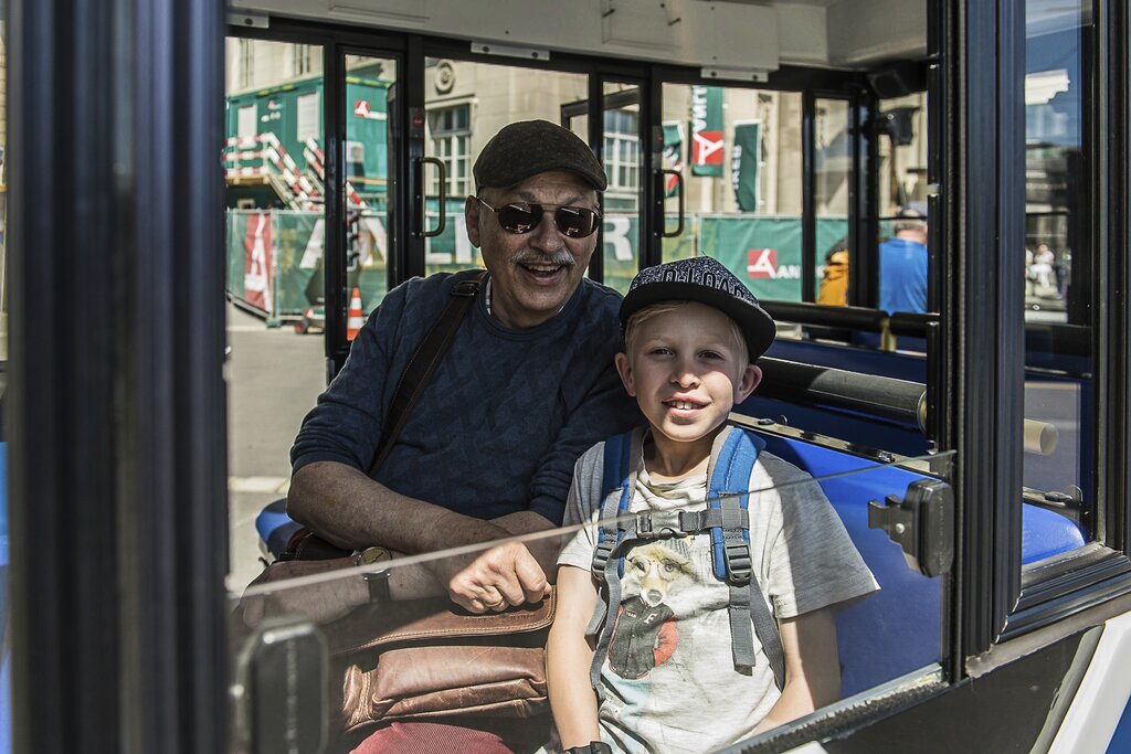 Andrin (r.) erzählt, dass er zusammen mit Thomas Grünwald (l.) nach der Tour in einer Buchhandlung Panini-Bildli kaufen werde.