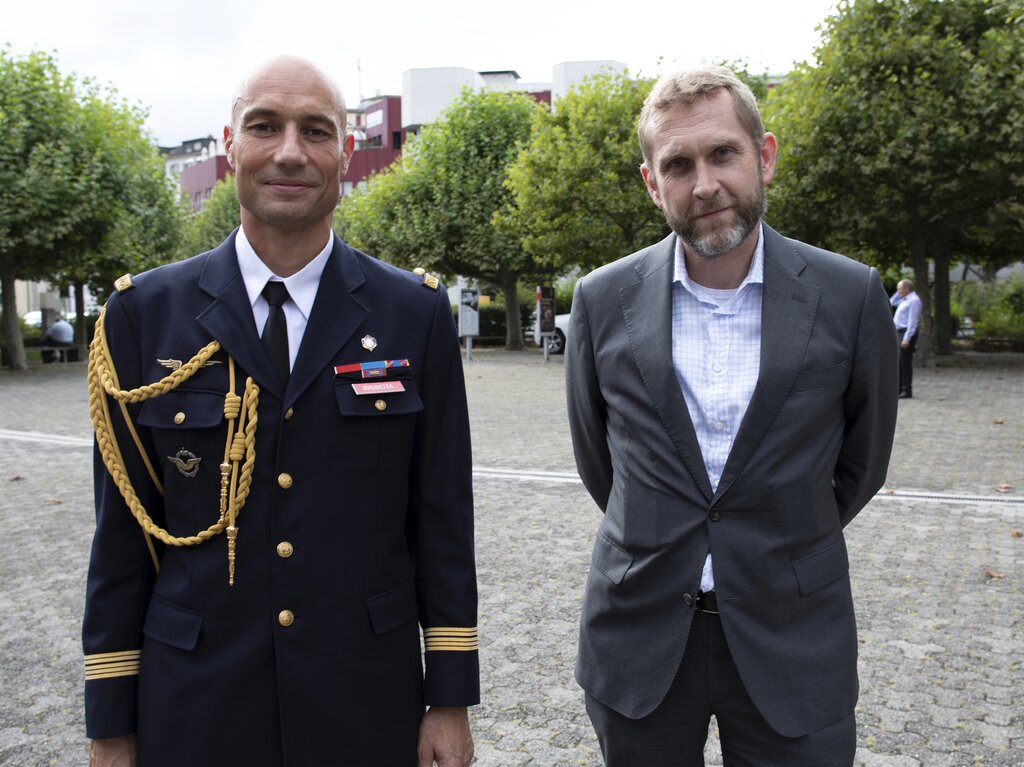 «J’aime la Suisse»: Colonel Arnaud Brunetta, Armée de l’Air, République française, zusammen mit Avia-Mitglied Andrés Luther.