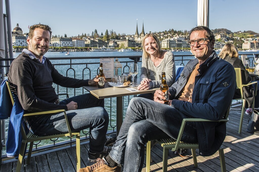 Ein Ritual ist wieder auferstanden für Matthias Schulthess (l.), Nadine Stahl und Pius Barmet (r.) im Seebistro Luz. Einziger Unterschied: Anreise ist aus dem Homeoffice.