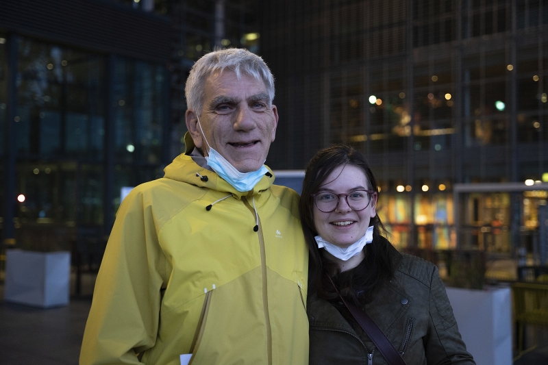 Hans-Jörg und Dominique Andres warten als erste auf ihren Einlass.