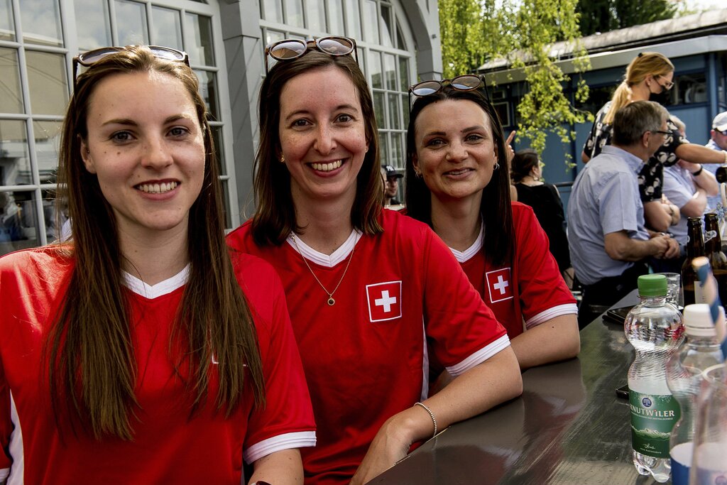 Hatten am Samstag noch extra die Trikots gekauft: (von links) Gabriela Peter, Claudia Fischer und Seraina Wicki im Seebistro LUZ.