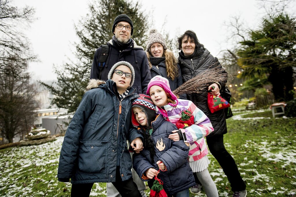 Familie Frei mit Massimo Bacchi (l.) sowie Celina (Mitte) und Anita mit den Kindern Renato, Livio und Luisa (v.l.). Der Jüngste geht gerne in die Spielgruppe und ist erstaunt, dass der Samichlaus dies weiss.