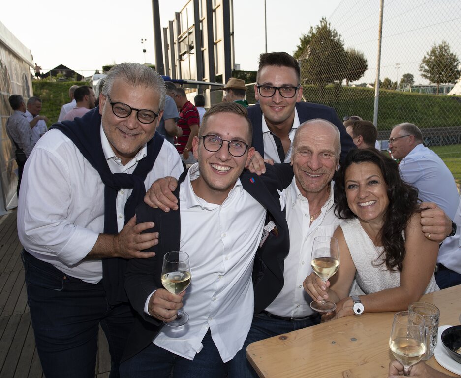 «Im Parlament sind wir selten einer Meinung», meinten sie einstimmig. Der lauteste Tisch am Apéro kam aus dem Kanton Tessin: (v. l.) die Kantonsräte Paolo Ortelli, FDP, Stefano Tonini, Lega, und Fabio Käppeli, FDP, dazu Giancarlo Piffero, Jugendbeauftragter des Kantons Tessin, und Kantonsrätin sowie Gemeinderätin von Lugano, Sara Beretta Piccoli, CVP.