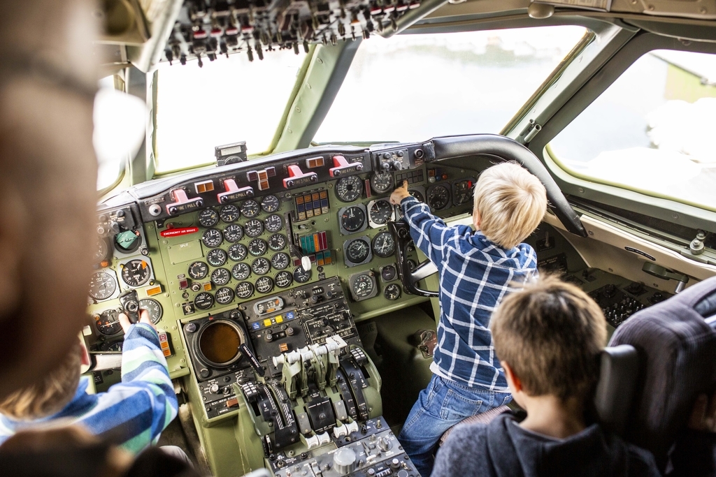 Näher geht es kaum: An den Air und Space Days durfte sich Jung und Alt ins Cockpit setzen und von all den Knöpfen überfordern lassen.