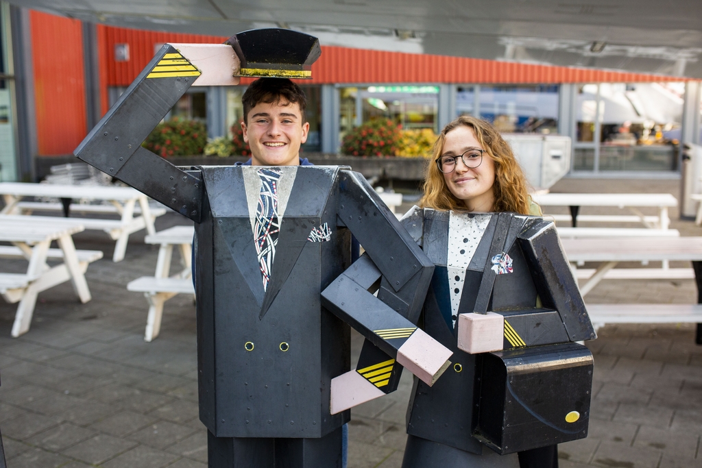 Das Pilotinnen- und Piloten-Outfit sitzt zwar bereits, aber die Flugstunden lassen bei Evan Muster und Vicky Cuenin noch auf sich warten.