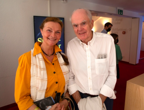 «Wir stehen auf der Tafel hinter mir», lachte Hanno Hellenthal mit Ehefrau Monika, Donatoren des Luzerner Theaters.