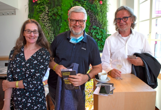 Von links: Rebecca Schmid, Kritikerin der «Financial Times», mit Gianluigi Mattietti, Kritiker von «Classic Voice», und Roland Georg, Vater der neuen LT-Gastroleiterin Mira Georg.