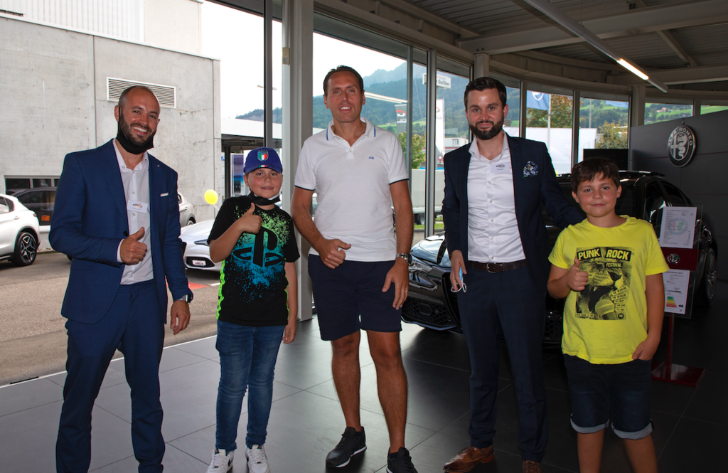Alles Alfa-Romeo-Begeisterte: Garage-Windlin-Verkaufsberater Sandro Schito (links) und Windlin-Standortleiter Joel Müller (2. v. r.) mit Alex (2. v. l.), Francesco (Mitte) und Gabriele Mazzotta (rechts).