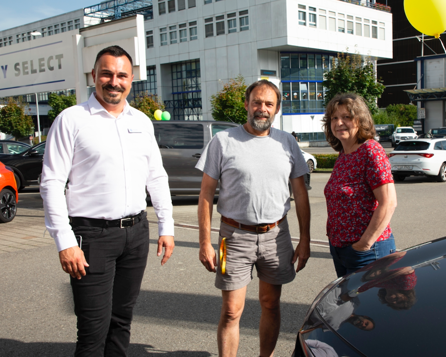 Von links: Michael Zeder, Yolanda Steinmann sowie Daniela und Hans Marbach tauschen in der Garage Emil Frey AG, Kriens, Gedanken zum Kia Sportage aus.
