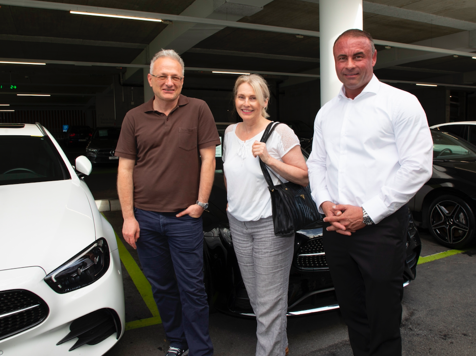 Susann (l.) und Tino Haberkorn (r.) fahren mit Stern auf der Haube, Lueg-Verkaufsberater Martin Trinkler (2. v. l.) freut’s, Audi-Kundendienstleiter Dieter Leimgruber nimmtʼs gelassen.