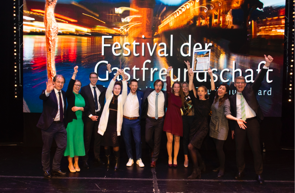 Sie feierten ihren Award-Gewinn so richtig: Mitarbeiter:innen des World Tourism Forum mit Geschäftsführer Martin Barth (rechts).
