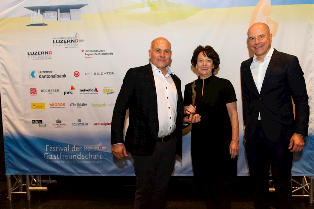 Der Gletschergarten war nach der Erweiterung fast gesetzt für einen Award: Direktor Andreas Burri (links) mit Stiftungspräsidentin Corinne Fischer und Daniel Salzmann, CEO der LUKB, dem Co-Hauptsponsor des Abends.