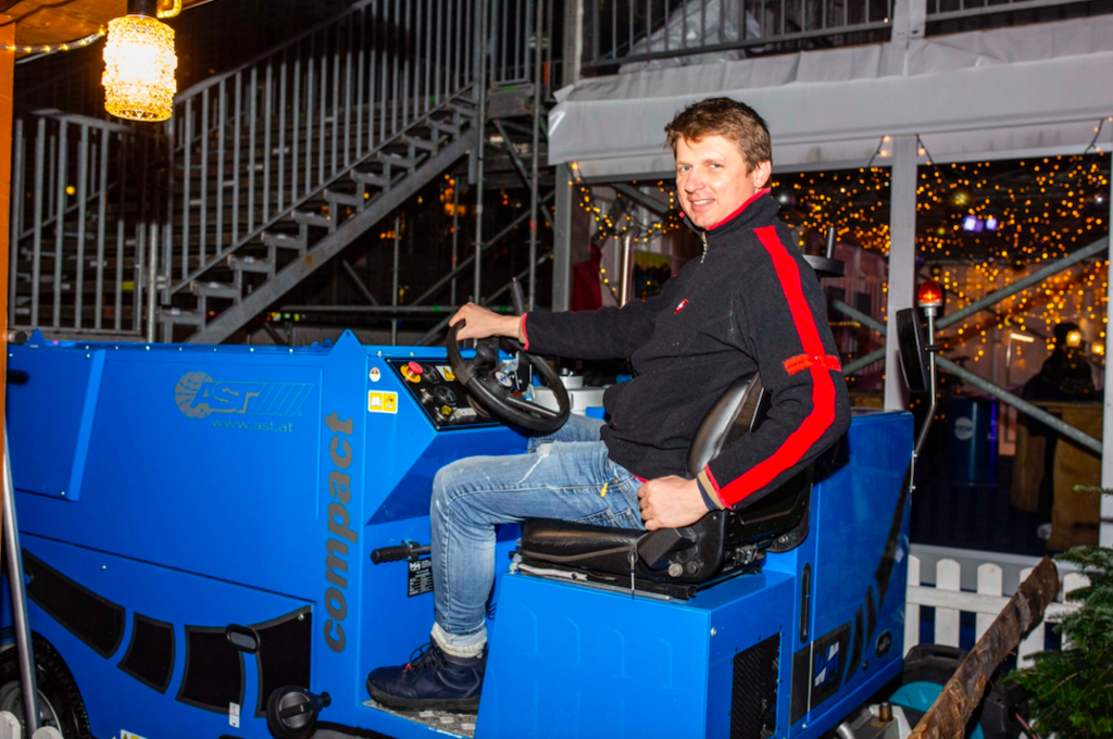 Miro Pinos sorgt als Eismeister dafür, dass auf dem Eisfeld stets beste Bedingungen herrschen.