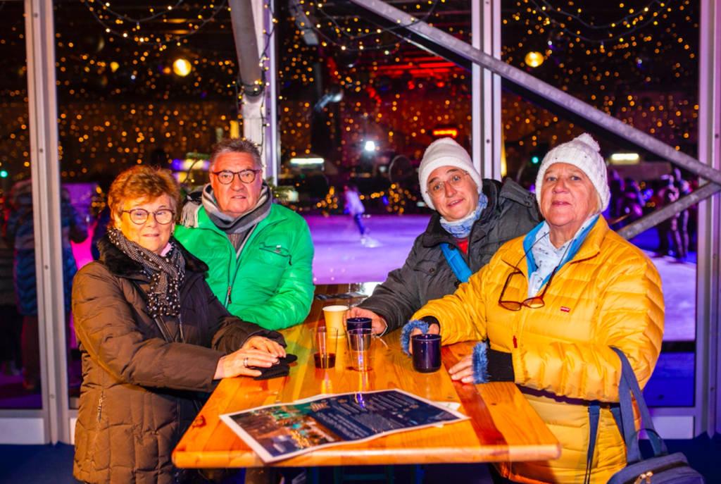 Von links: Maria Imboden sowie Urs, Gisela und Gabriela Muri fanden den Anlass superspannend – auch wenn dieses Jahr leider der imposante Christbaum fehle.