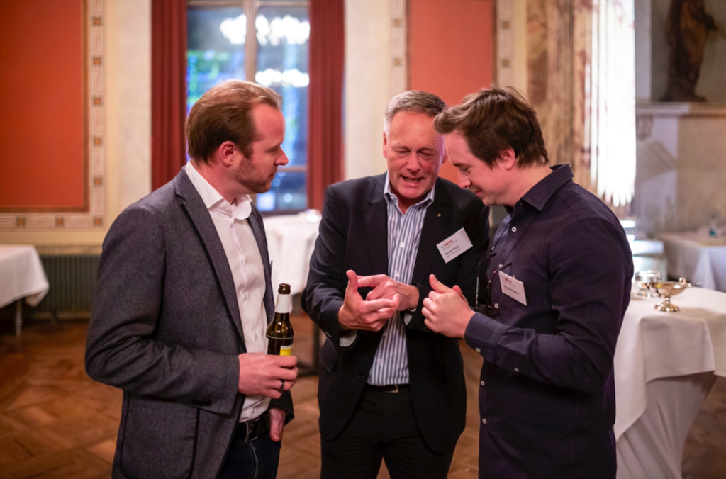 Von links: Das 21st Century Salon Orchestra ist für Raphael Stocker, Stocker Stahl AG, Moritz Büchi, Kost + Partner AG, und Maurin Crameri, Ahundredandten AG, ein wunderbarer Start ins Jahr gewesen, danach folgte aber der obligate Austausch.