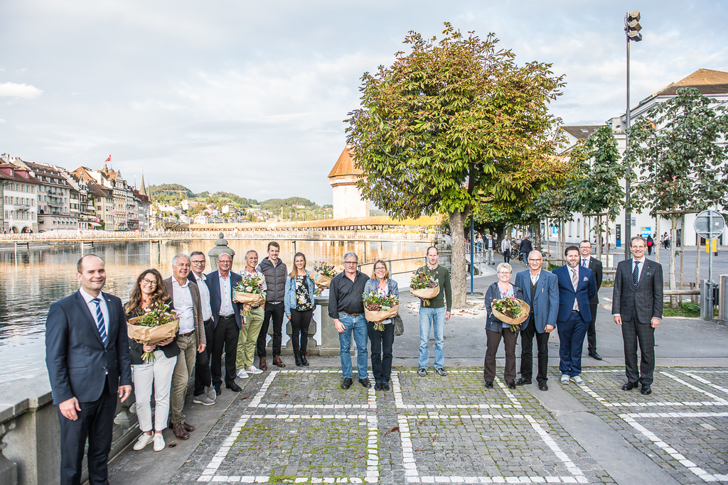 Die Preisträger und Jurymitglieder der «Besten Zentralschweizer Weine» zusammen mit den Regierungsräten Fabian Peter (l.) und Reto Wyss (r.).