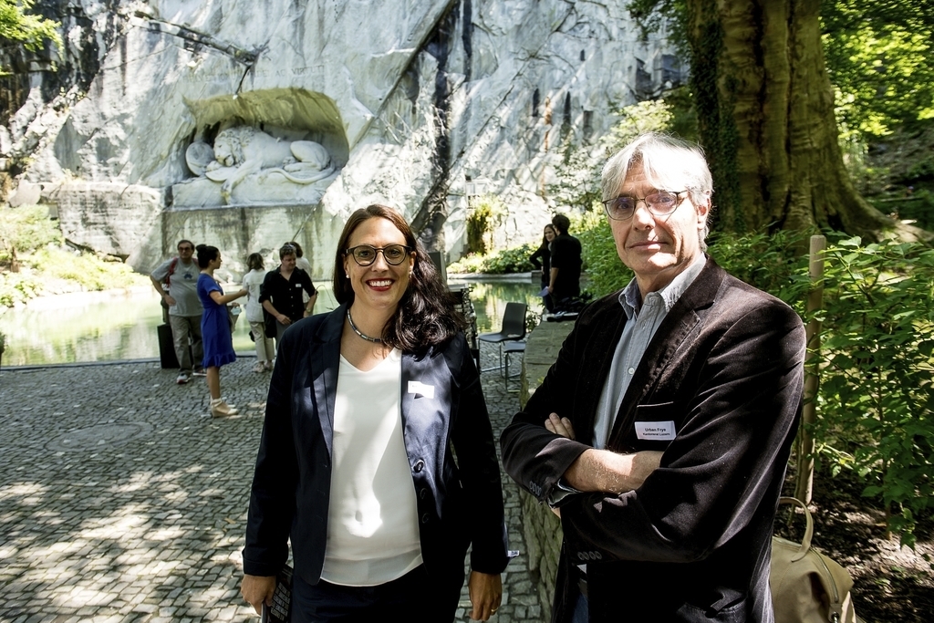 Letizia Ineichen, Leiterin Kultur und Sport, und Kantonsrat Urban Frye. Er erinnerte sich daran, als Jugendlicher in den Teich gestiegen zu sein, um das hineingeworfene Geld herauszufischen.