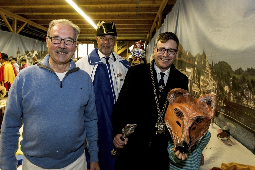 Alois Meile (links) half seinem Grosskind beim Basteln. Mit dem Weibel der Gesellschaft Fidelitas Lucernensis, Pius Schmid, und deren Dominus Reto Bachmann.