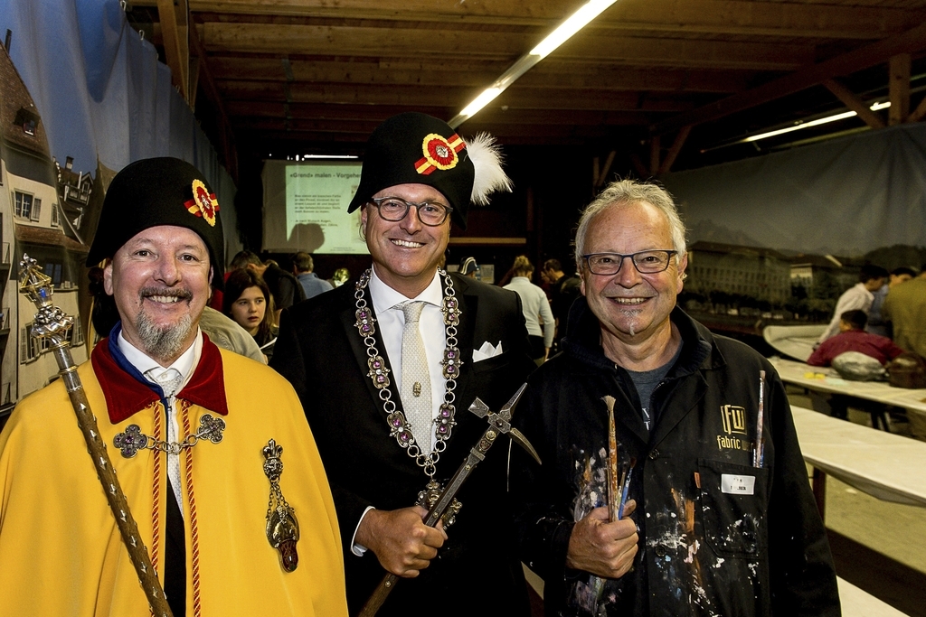 Seit 50 Jahren bastelt Urs Lischer (rechts) für die Guuggenmusig Wäsmali-Chatze Grende. Auf dem Bild mit Zunftmeister der Zunft zu Safran, Daniel Medici (Mitte), und dem Weibel Richi Hess.