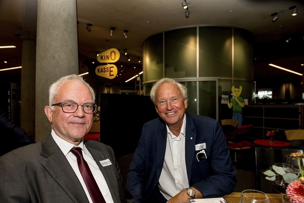 «Jedes Jahr ist am 10. August ein Gottesdienst in der St.-Antonius-Kapelle beim Denkmal», erzählt Christoph Sterkman, Stiftspropst St. Leodegar (l.), dem Regierungsrat Paul Winiker.