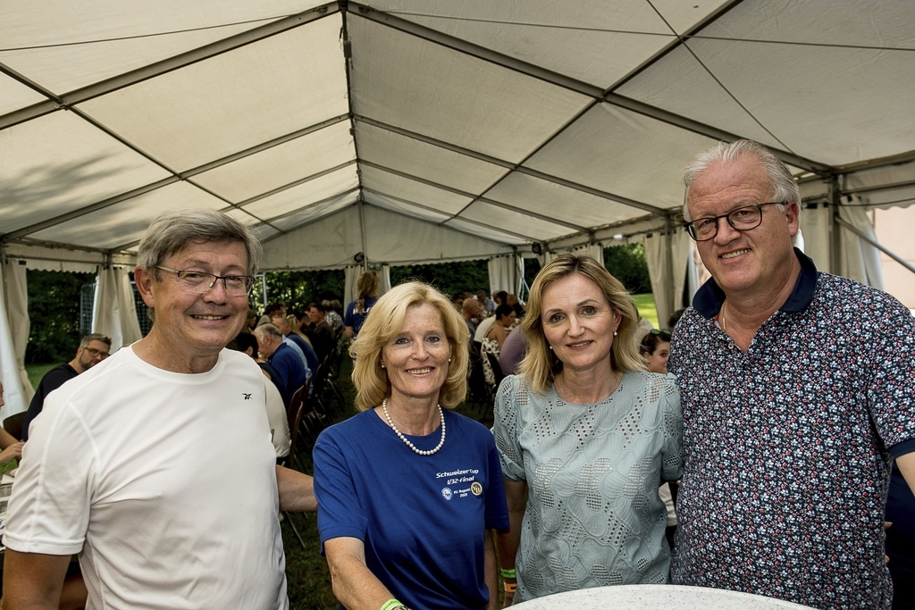 Brigitte Bürcher, Laura Panella und Nadia Glanzmann (von links) sind Fans von Patrice Gilli, dem Captain des FC Littau. Sie hofften auf ein 1:2.