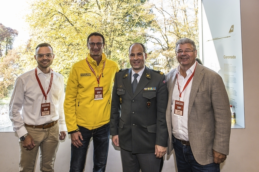 Von links: Christian Hess, Chef CISM, Delegation Schweiz; Jost Huwyler, OK-Präsident City Marathon; Marco Mudry, Kommandant Kompetenzzentrum Sport der Armee, und Claude Portmann, CISM, Delegation Schweiz. 200 Armeeangehörige absolvierten den Marathon.