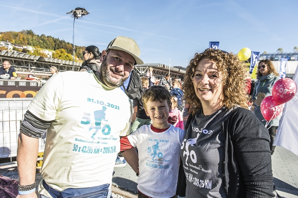 Von links: Pascal Christen, Phileas und Sabrina Arnosti feuerten den Cousin von Pascal an. Er ist 50 Jahre alt geworden, hat seinen 50. Marathon absolviert und startete mit der Startnummer 50.