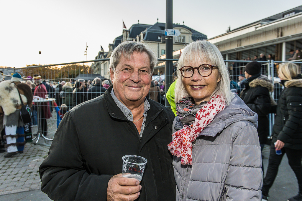 Der Vorschlag von Hugo Stadelmann (l.), «Met Hochdrock a d Fasnacht», erreichte den 2. Platz, Silvan Kaesers (r.)«Kafi Huerenaff» den 3. Platz des Plakettenwettbewerbs.