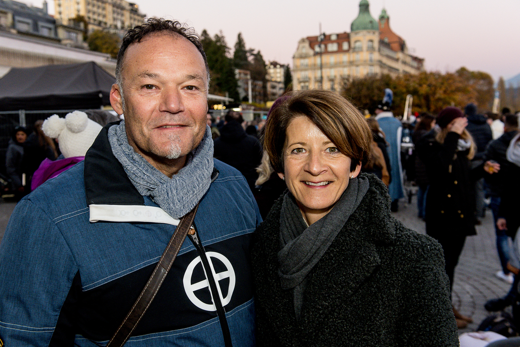 Als angenehmen Zufall beim Spazieren trafen Edith und Walter Schwarz (links) und Lucia und Guido Heer auf die Präsentation und hoffen, dass die Fasnacht stattfindet.