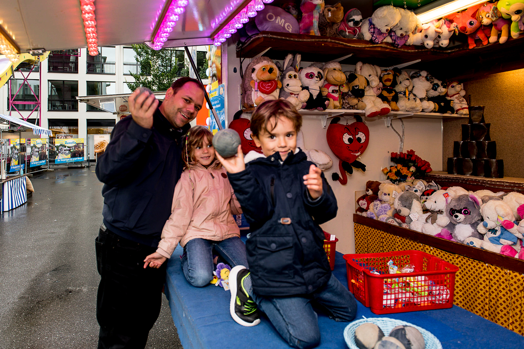 Reto, Emma und Ben Bieri (von links) sind erfreut, dass in so kurzer Zeit eine Chilbi auf die Beine gestellt werden konnte.