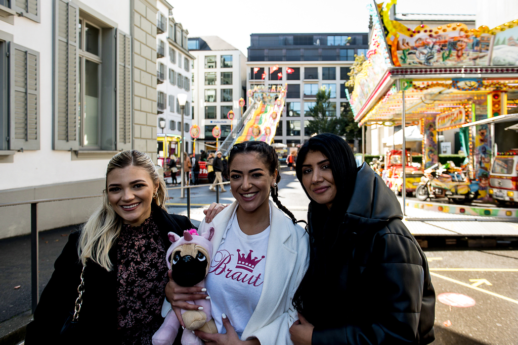 Unterwegs zum Polterabend sind Miriana Frrokaj, Derya und Marnolya Dirlik (v. l.) mit einem Zwischenhalt an der Chilbi.