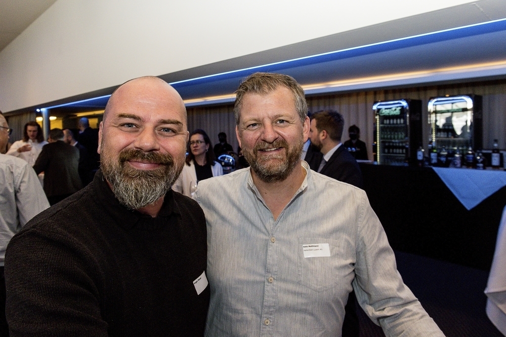 Roger Moser (links), Freistil Communication Design, und Reto Mattmann, Hallenbad Luzern AG.