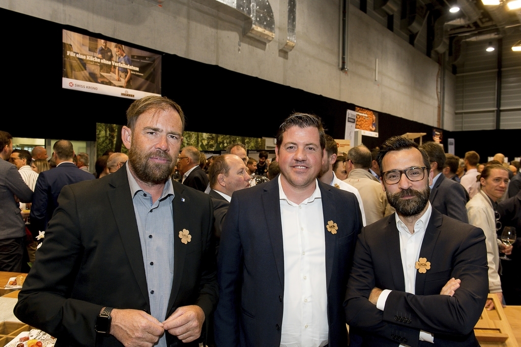 Von links: Grossstadtrat Thomas Gfeller, Lihoma GmbH, Benjamin Koch, Präsident Wirtschaftsverband der Stadt Luzern, und João Coelho, APG/SGA Allg. Plakatgesellschaft AG.