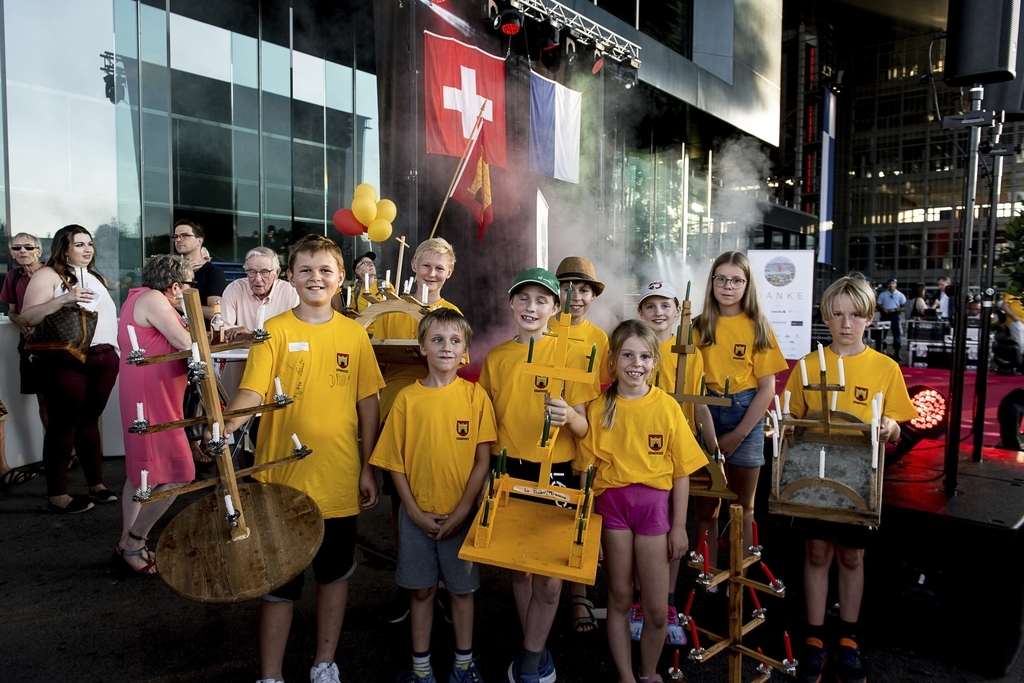 Schulkinder aus der Gastgemeinde Ermensee hatten Lichterbäume gebaut und dekoriert. An der Feier haben sie Lichterbäume in den KKL-Teich gesetzt. In Ermensee werden sie traditionell am Fridolinstag am 6. März in den Aabach «eingewassert».