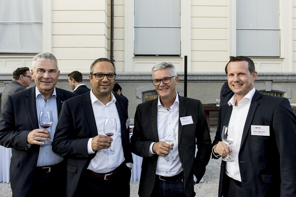 Die Aufmunterung, als Unternehmer politisch aktiv zu sein, fanden die Raiffeisen-Banker Stefan Weber, Alex Meyer, Thomas Wirth, Wirth & Co, und Olivier Odermatt passend (von links).
