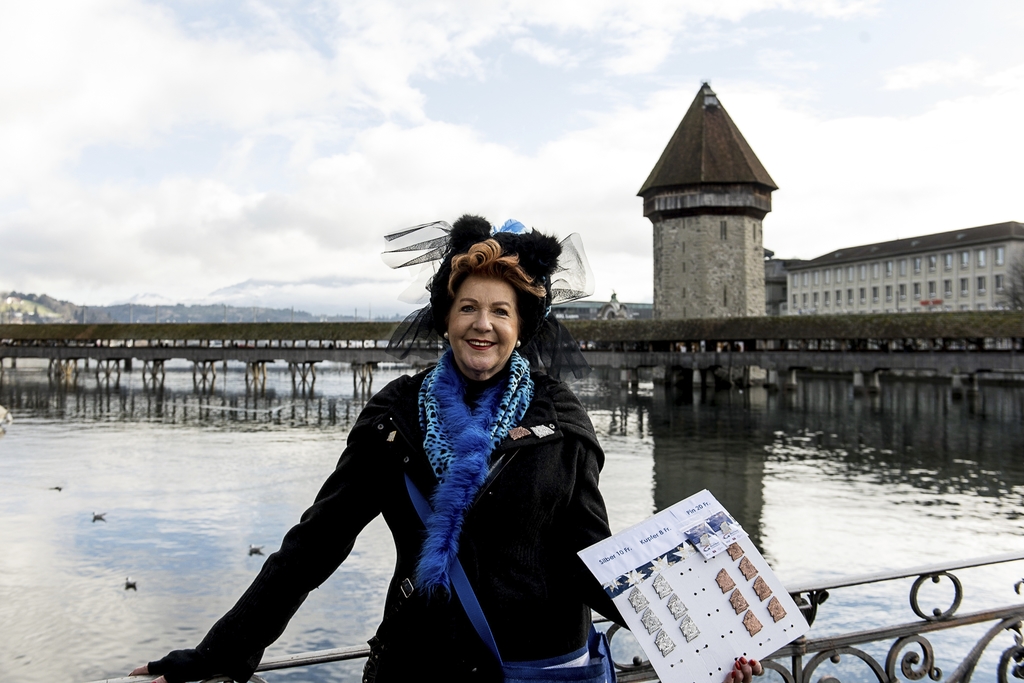 Brigitte Lingg verkauft mit Begeisterung seit Jahren Plaketten und wird mit Schwung an der Fasnacht unterwegs sein.
