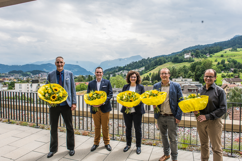 Der neue Krienser Stadtrat: Roger Erni (FDP), Marco Frauenknecht (SVP), Stadtpräsidentin Christine Kaufmann (CVP), Maurus Frey (Grüne) und Cla Büchi (SP) (v. l.).