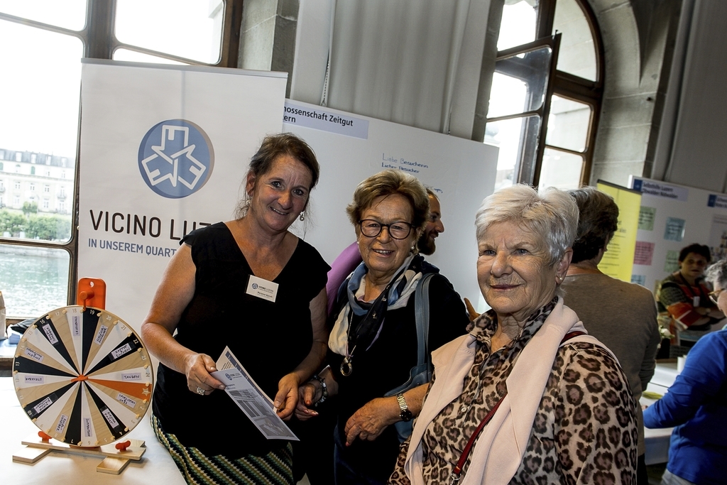 Von links: Marianne Wyrsch von Vicino Luzern. Jeannette Christ und Elsbeth Fellmann helfen aktiv im Luzerner Quartier Würzenbach im Vicino mit.