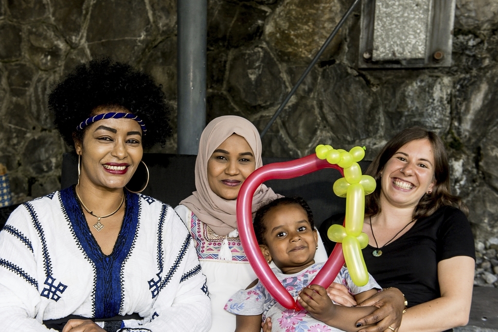 Von links: Melknesch Gebreyes mit Tochter Rawan, Hawa Ali, Delia Strassmann. Melknesch und Hawa engagierten sich bei der freiwilligen Arbeit im Sentitreff.