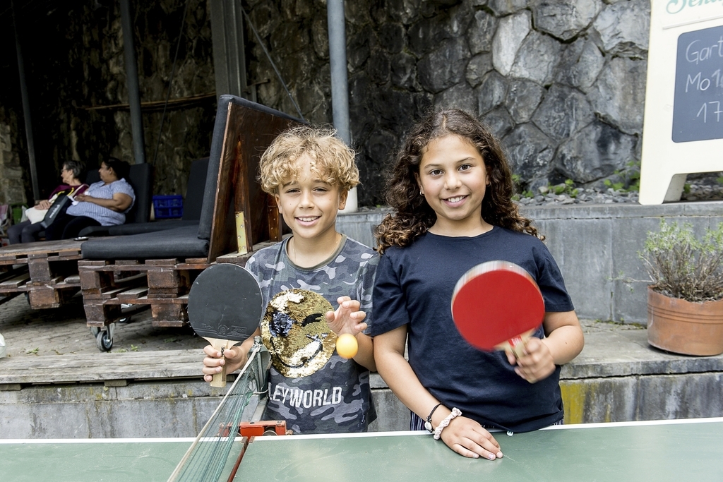 Romeo Federspiel und Genesis Wespi hatten erstmals im Sentitreff am grossen Pingpongtisch gespielt.